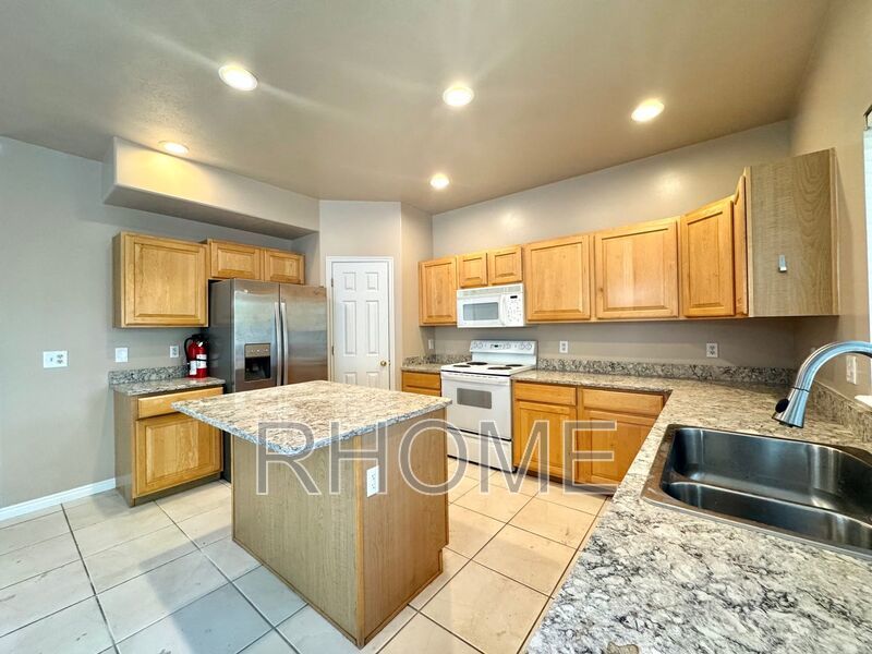 Amazing 4 Bed 2.5 Bath Townhome In Sandy property image