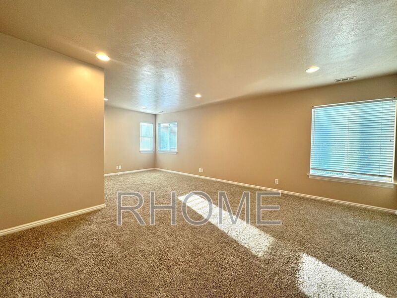 Amazing 4 Bed 2.5 Bath Townhome In Sandy property image