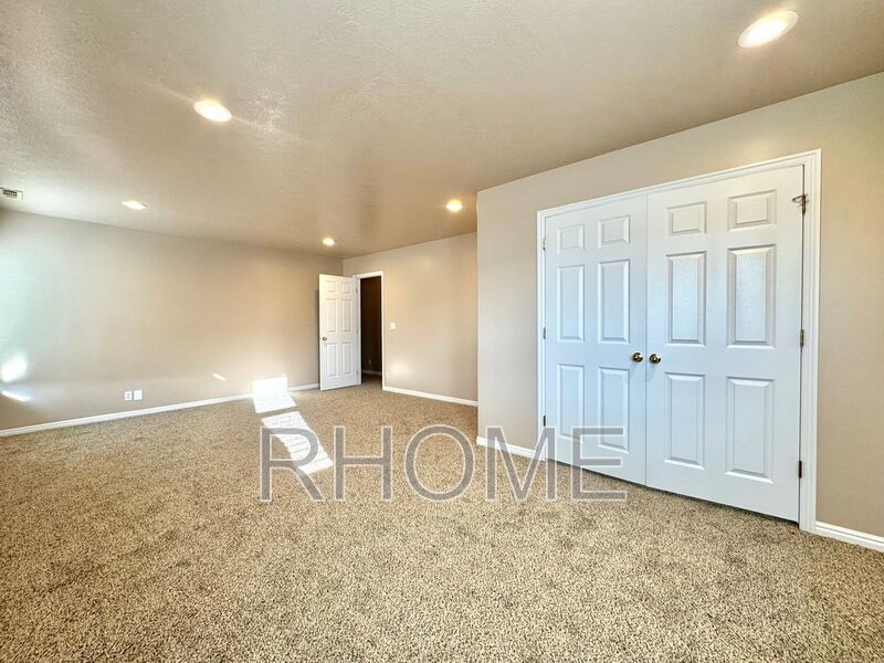Amazing 4 Bed 2.5 Bath Townhome In Sandy property image