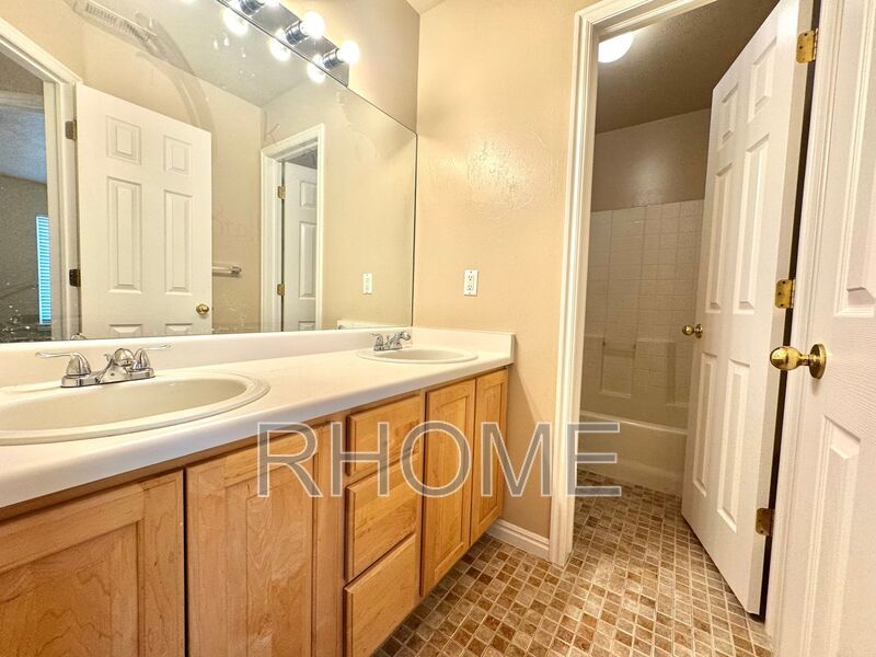 Amazing 4 Bed 2.5 Bath Townhome In Sandy property image