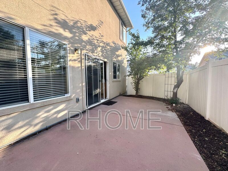 Amazing 4 Bed 2.5 Bath Townhome In Sandy property image