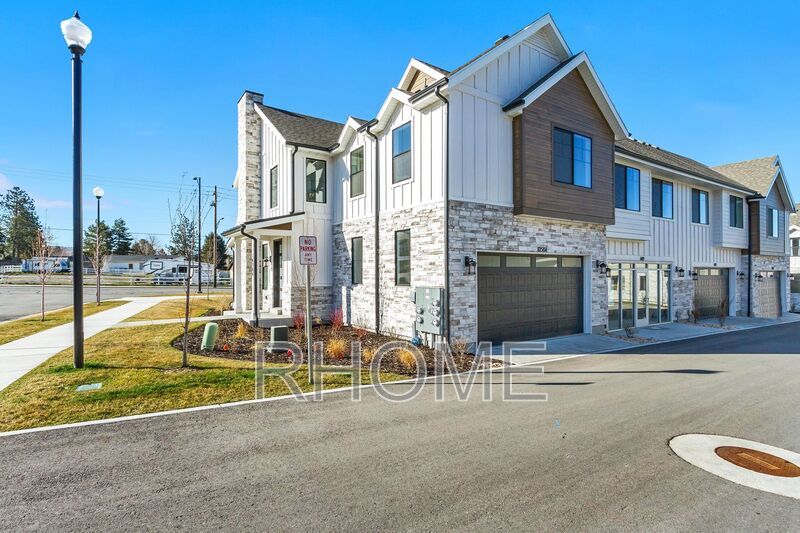 3 Bedroom ~ End Unit Townhome! property image