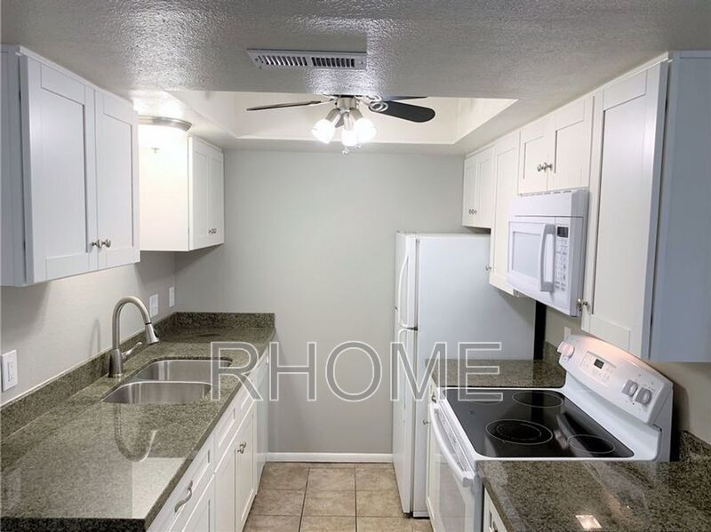 2 Bedroom Apartment ~ Great Location ~ Gated Community property image