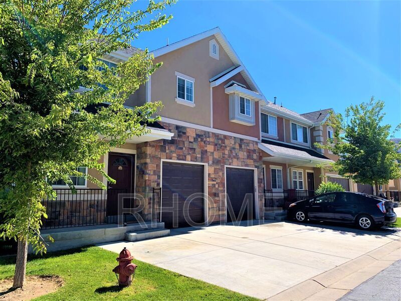 4 Bedroom House ~ Spacious! ~ End-Unit! property image