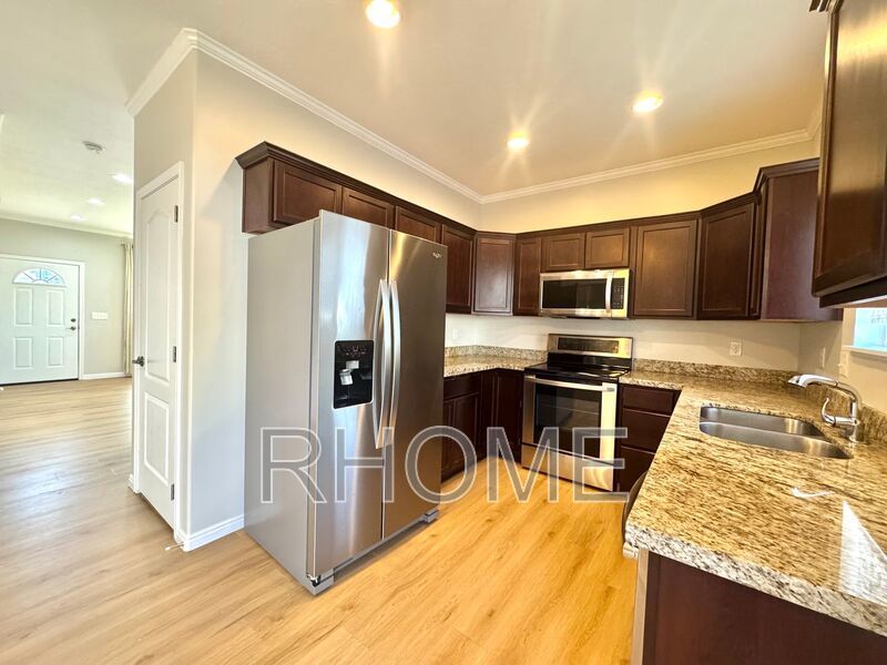 4 Bedroom House ~ Spacious! ~ End-Unit! property image