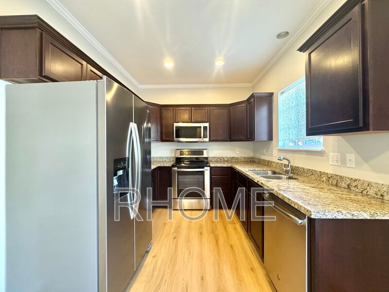 4 Bedroom House ~ Spacious! ~ End-Unit! property image