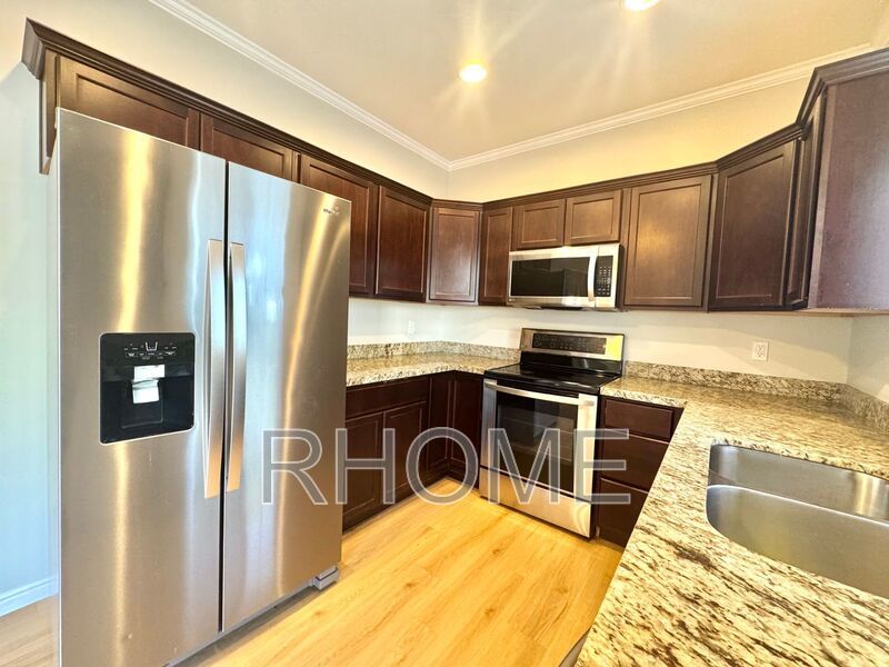 4 Bedroom House ~ Spacious! ~ End-Unit! property image