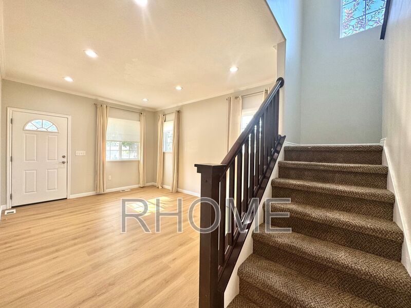 4 Bedroom House ~ Spacious! ~ End-Unit! property image
