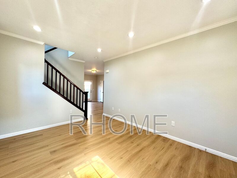 4 Bedroom House ~ Spacious! ~ End-Unit! property image