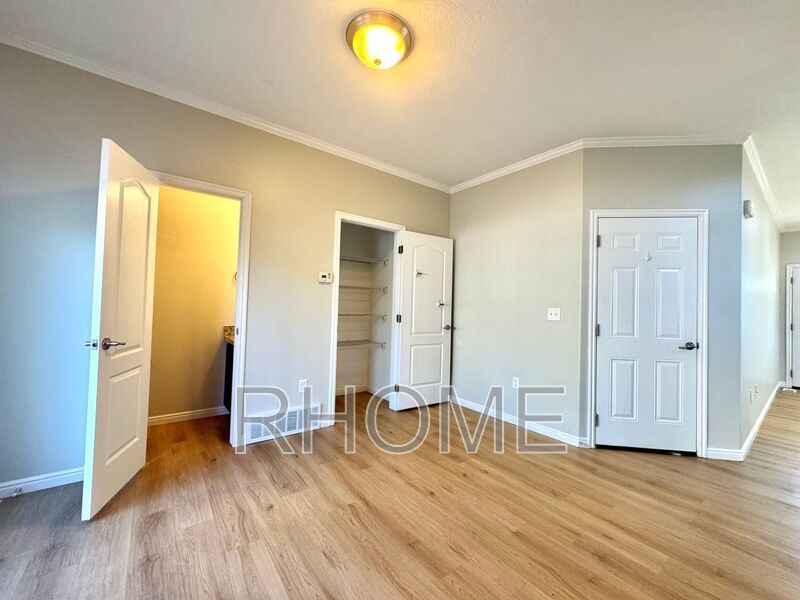 4 Bedroom House ~ Spacious! ~ End-Unit! property image
