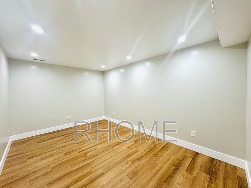 4 Bedroom House ~ Spacious! ~ End-Unit! property image
