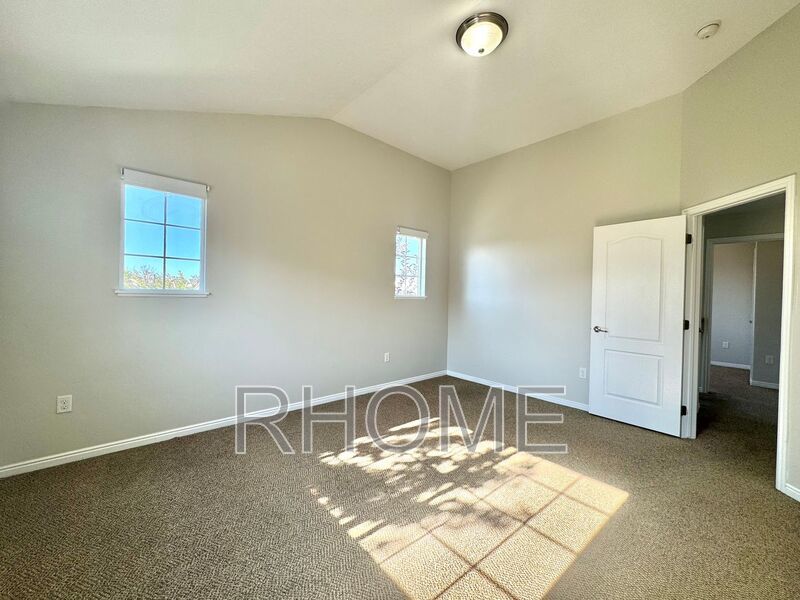 4 Bedroom House ~ Spacious! ~ End-Unit! property image