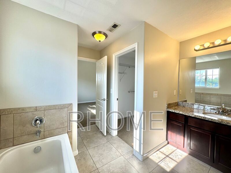 4 Bedroom House ~ Spacious! ~ End-Unit! property image