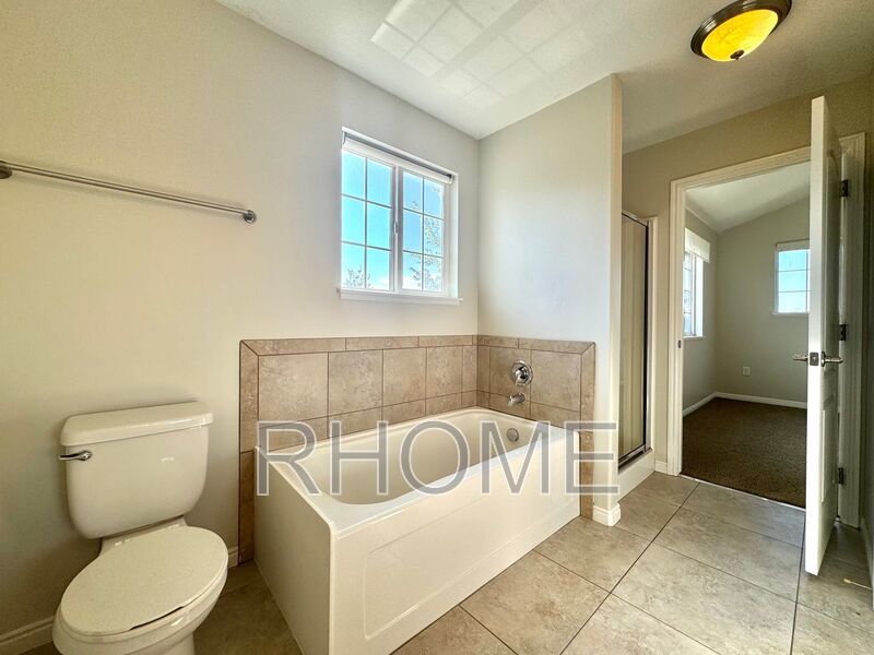 4 Bedroom House ~ Spacious! ~ End-Unit! property image