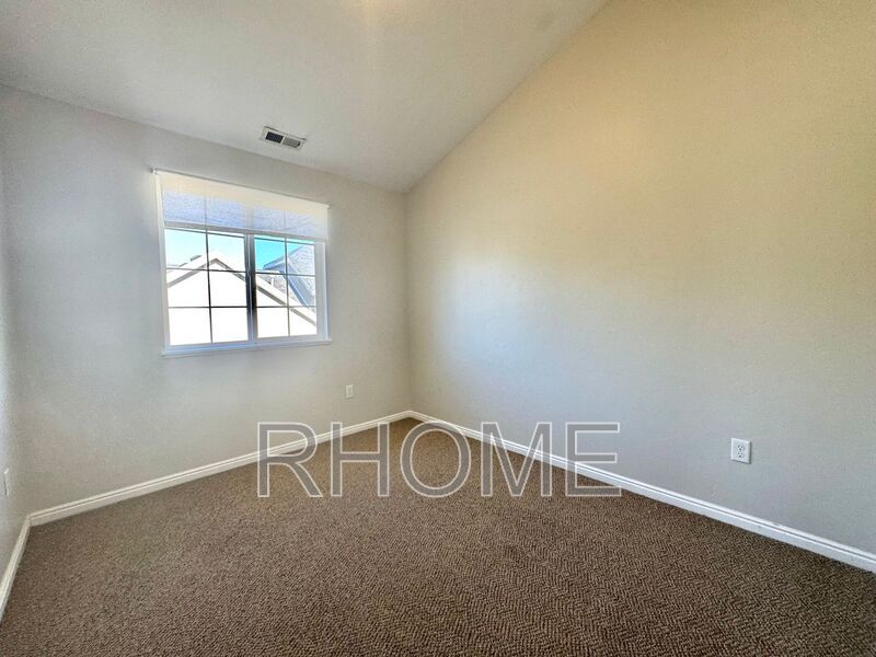 4 Bedroom House ~ Spacious! ~ End-Unit! property image