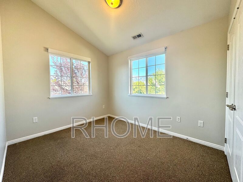 4 Bedroom House ~ Spacious! ~ End-Unit! property image