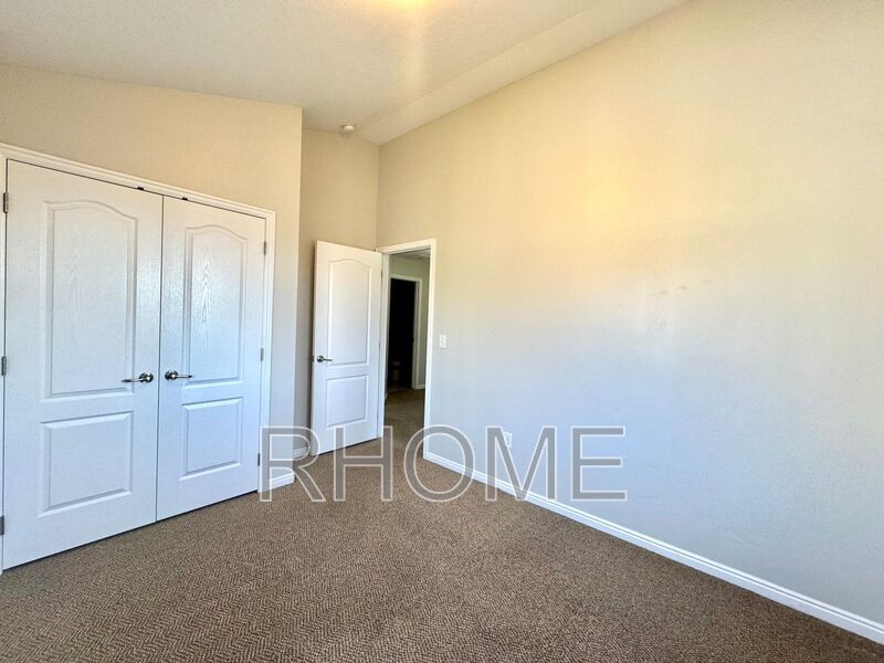 4 Bedroom House ~ Spacious! ~ End-Unit! property image