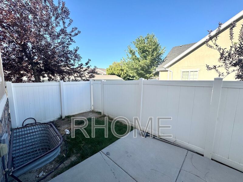 4 Bedroom House ~ Spacious! ~ End-Unit! property image