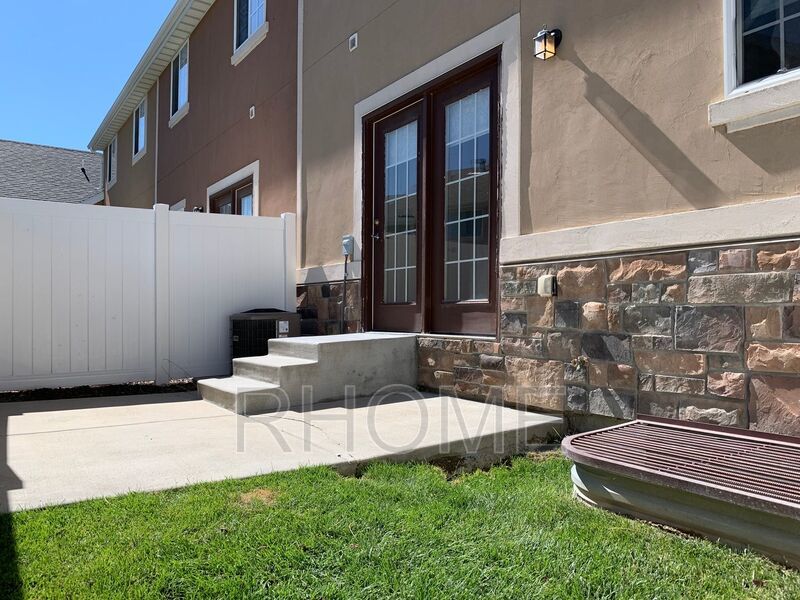 4 Bedroom House ~ Spacious! ~ End-Unit! property image