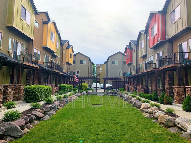 4 Bedroom Townhouse ~ Great Access! property image