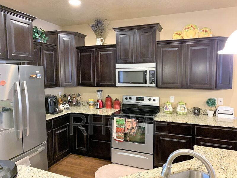 4 Bedroom Townhouse ~ Great Access! property image