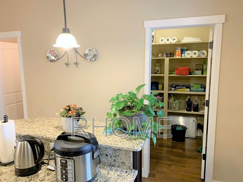 4 Bedroom Townhouse ~ Great Access! property image