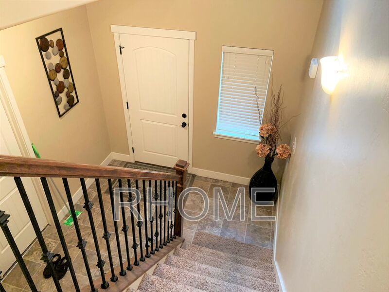 4 Bedroom Townhouse ~ Great Access! property image