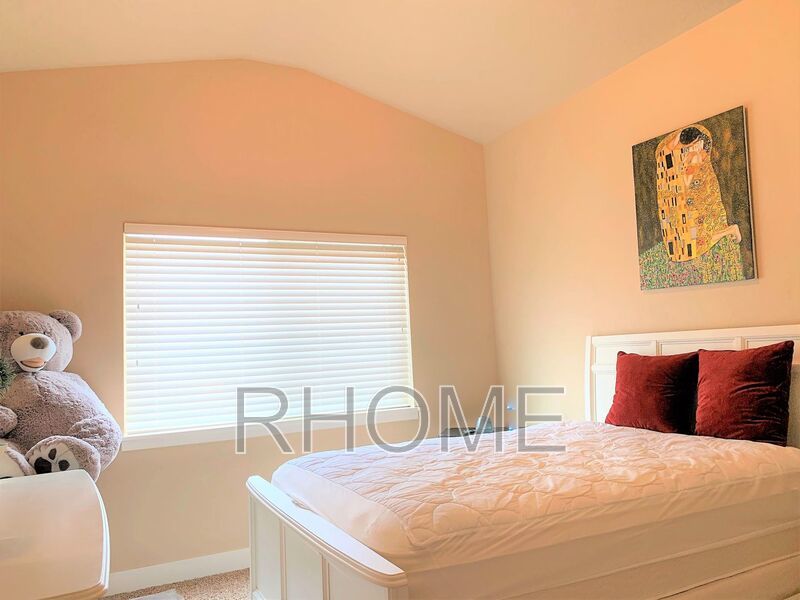 4 Bedroom Townhouse ~ Great Access! property image