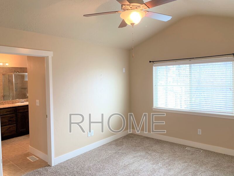 4 Bedroom Townhouse ~ Great Access! property image