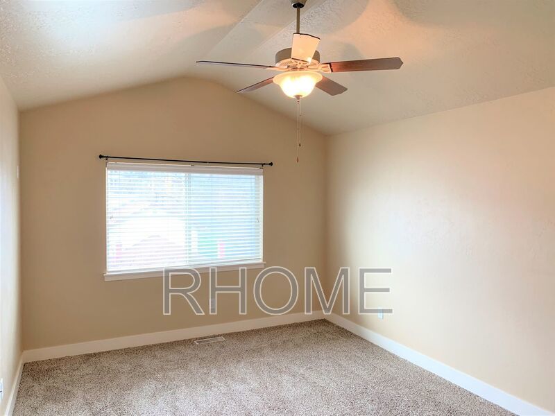 4 Bedroom Townhouse ~ Great Access! property image