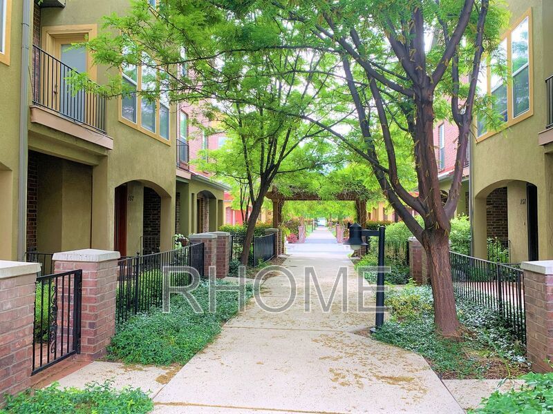 4 Bedroom Townhouse ~ Great Access! property image