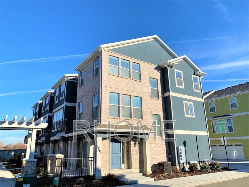 3 Bedroom Townhouse ~ Bright and Spacious! ~ Great Location! property image