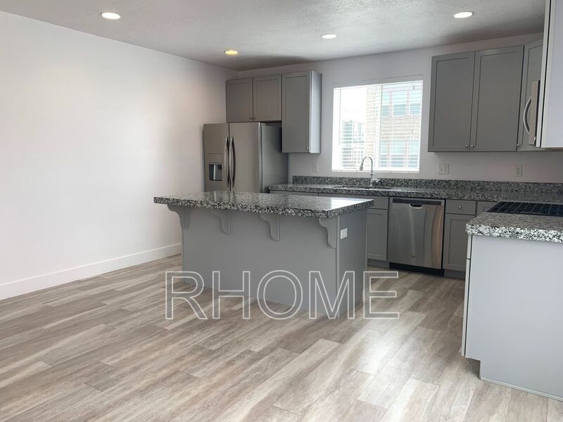 3 Bedroom Townhouse ~ Bright and Spacious! ~ Great Location! property image