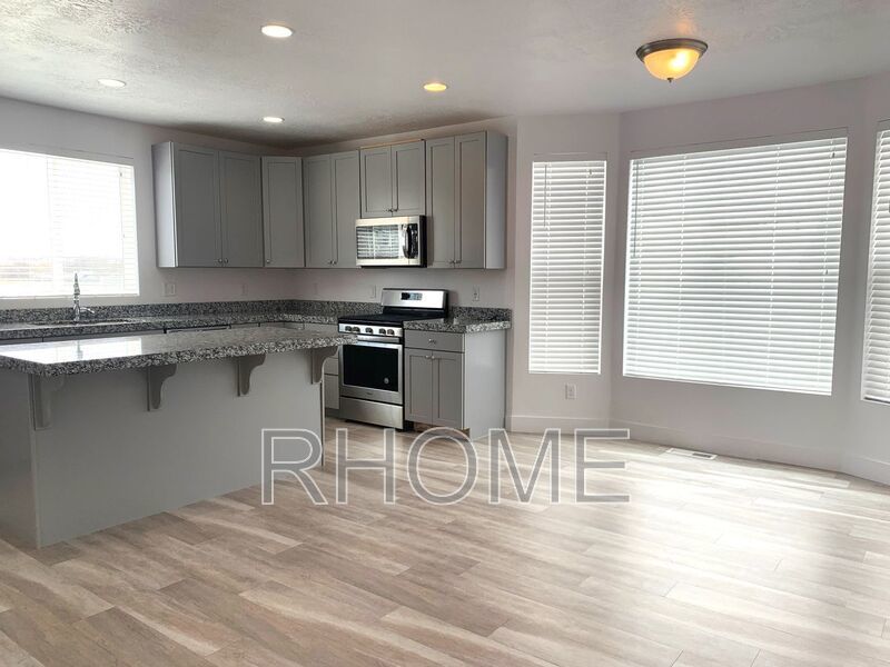 3 Bedroom Townhouse ~ Bright and Spacious! ~ Great Location! property image