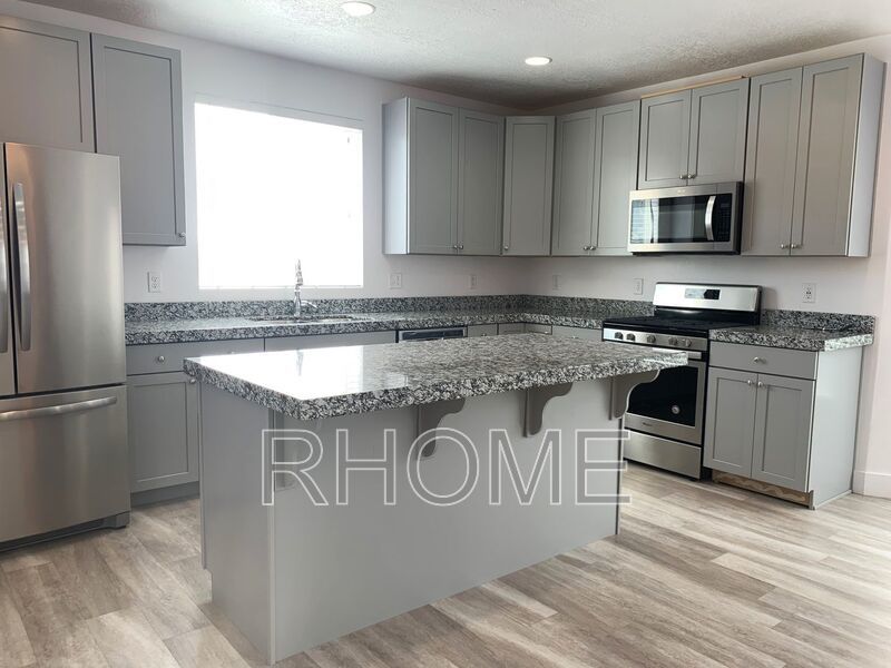 3 Bedroom Townhouse ~ Bright and Spacious! ~ Great Location! property image