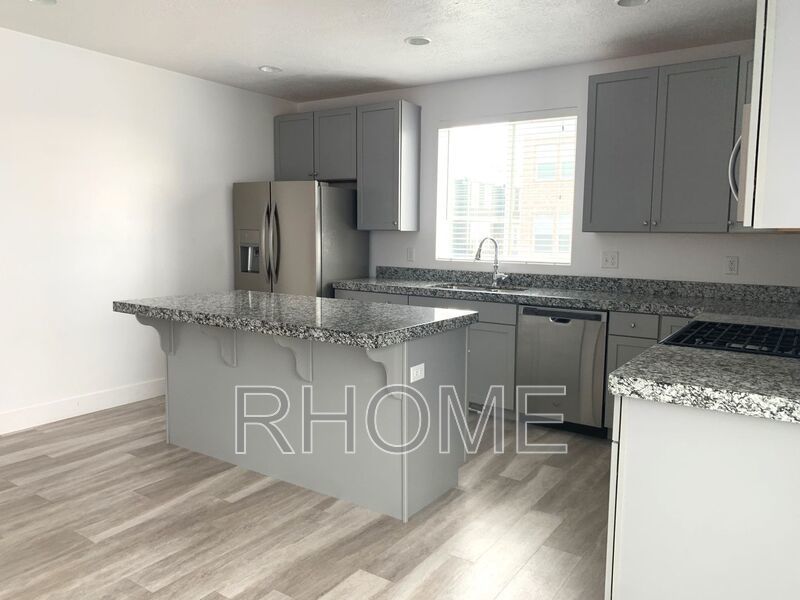 3 Bedroom Townhouse ~ Bright and Spacious! ~ Great Location! property image