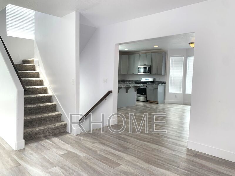 3 Bedroom Townhouse ~ Bright and Spacious! ~ Great Location! property image