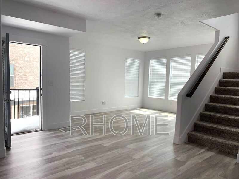 3 Bedroom Townhouse ~ Bright and Spacious! ~ Great Location! property image