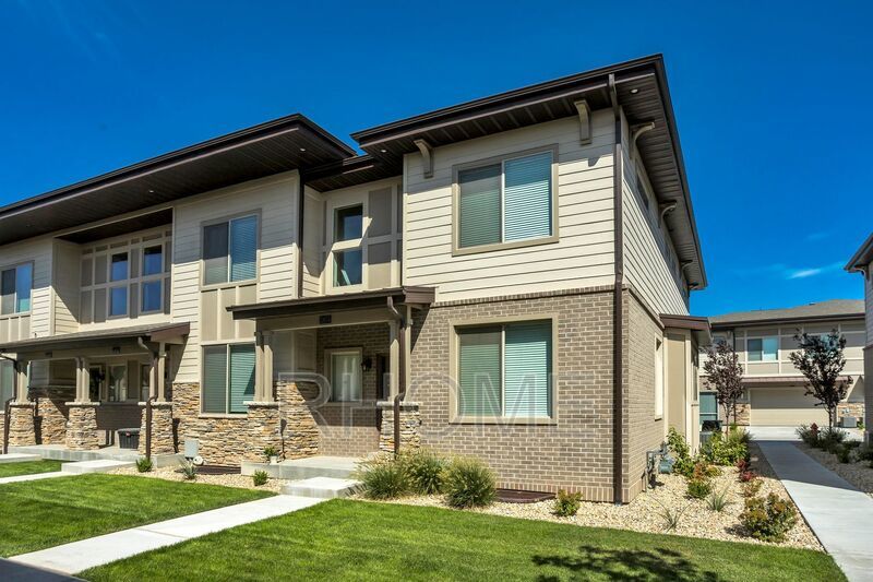4 Bedroom town home with finished basement In Riverton property image