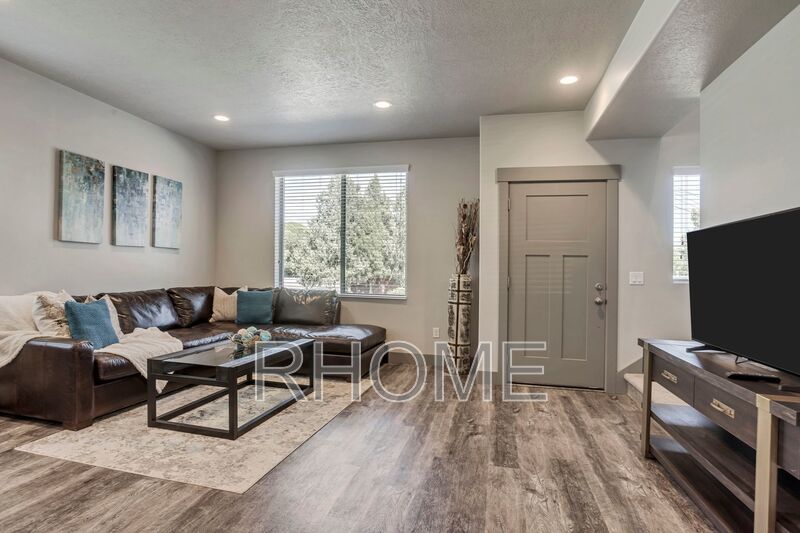 4 Bedroom town home with finished basement In Riverton property image