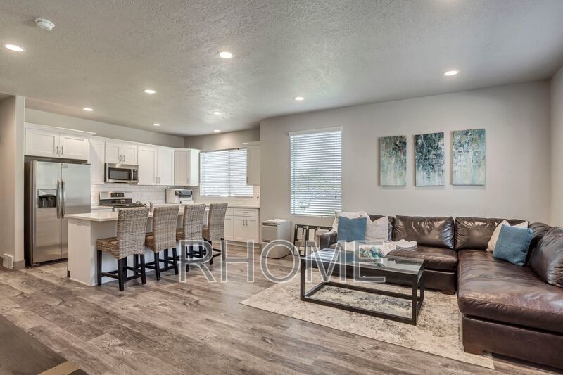 4 Bedroom town home with finished basement In Riverton property image