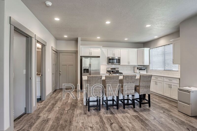 4 Bedroom town home with finished basement In Riverton property image