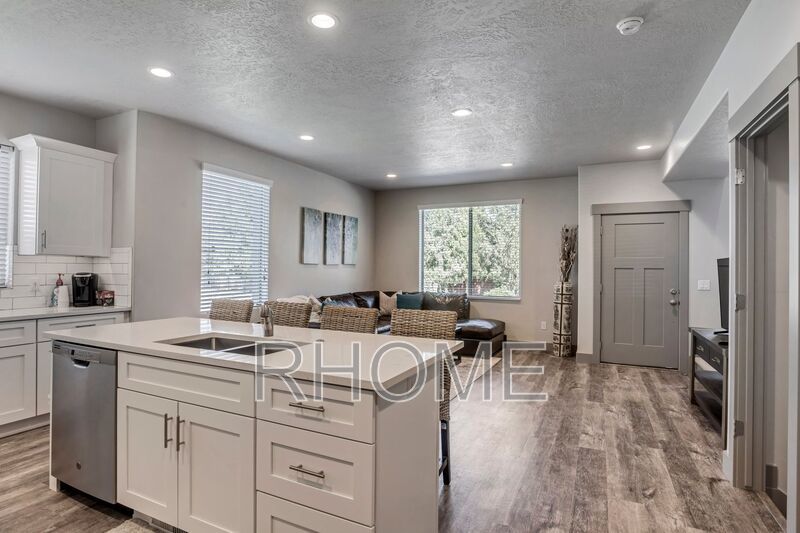 4 Bedroom town home with finished basement In Riverton property image