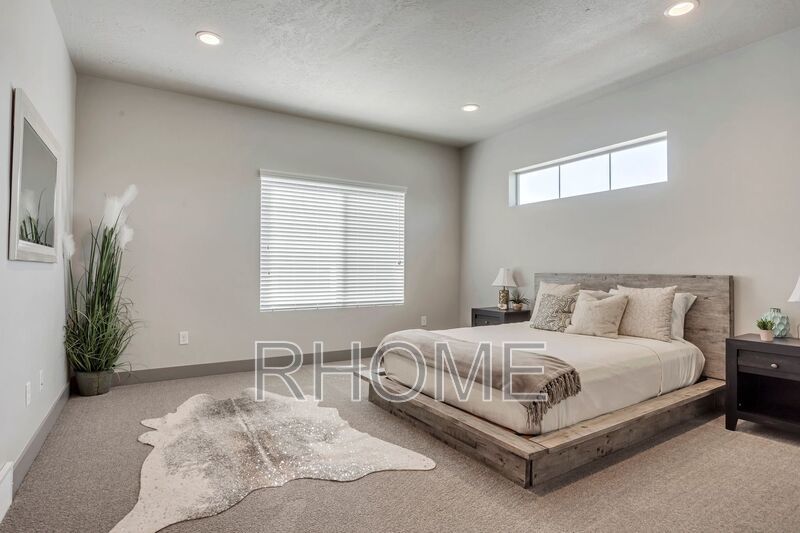 4 Bedroom town home with finished basement In Riverton property image