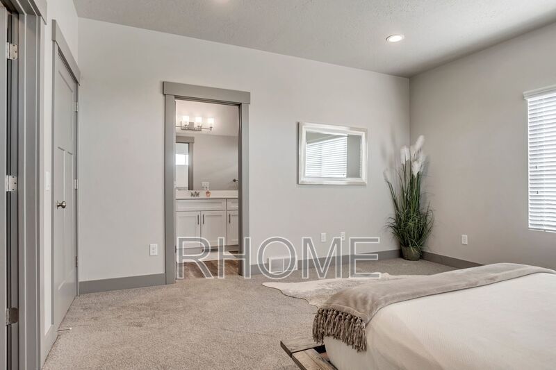 4 Bedroom town home with finished basement In Riverton property image