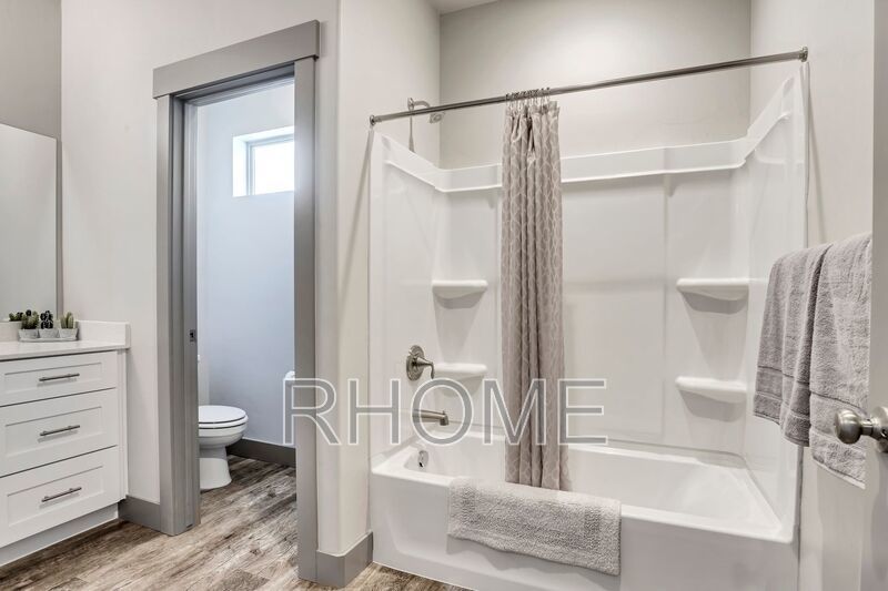 4 Bedroom town home with finished basement In Riverton property image
