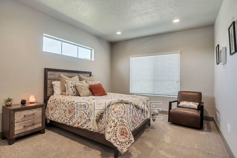 4 Bedroom town home with finished basement In Riverton property image