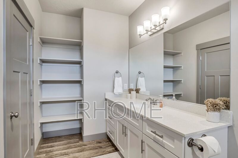 4 Bedroom town home with finished basement In Riverton property image