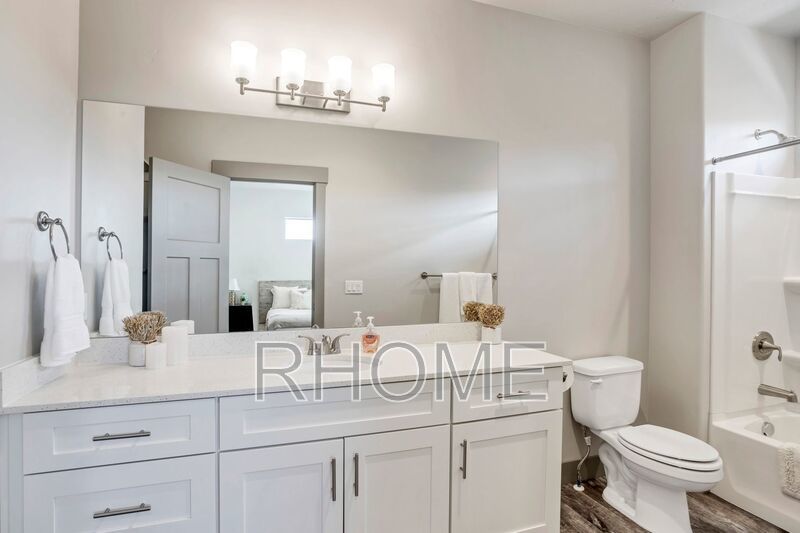 4 Bedroom town home with finished basement In Riverton property image