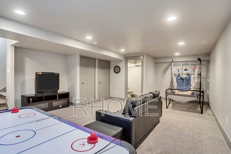4 Bedroom town home with finished basement In Riverton property image